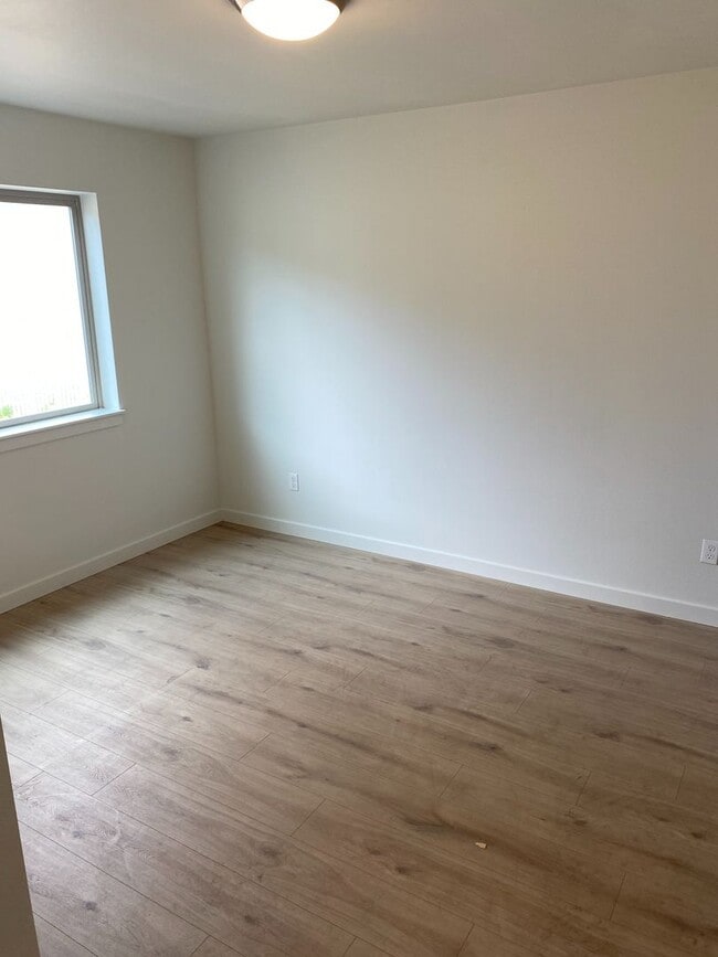 Building Photo - 198 SW Maricopa Dr