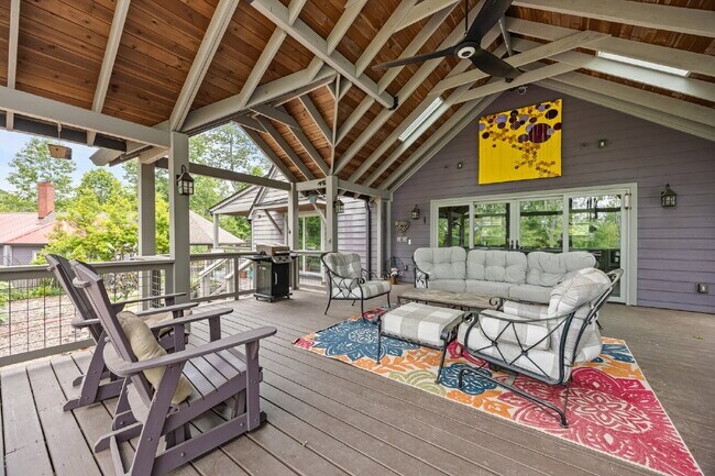 Building Photo - Charming Furnished Estate with Full-Servic...
