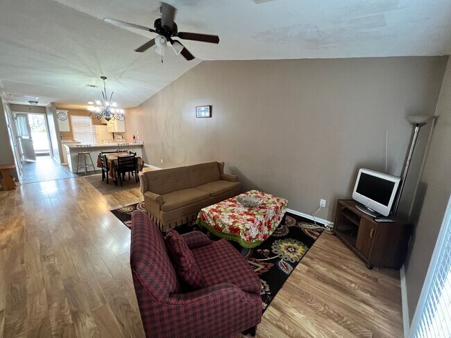 Building Photo - 129 Bennington Ln