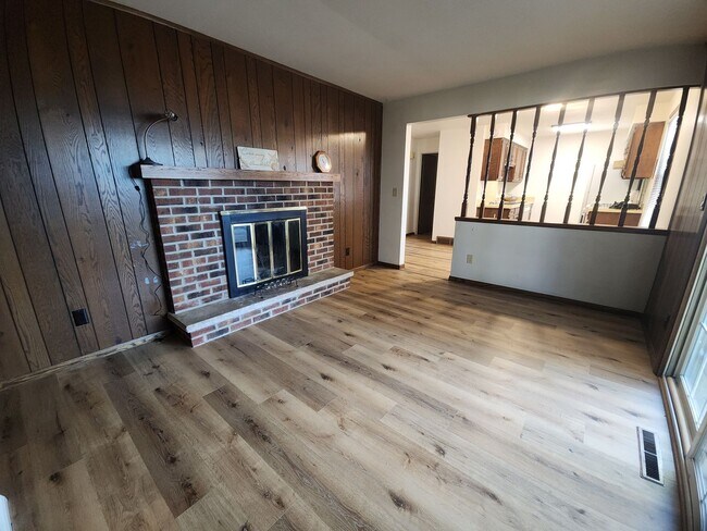 Building Photo - 706-708 N. Hawthorne Dr.