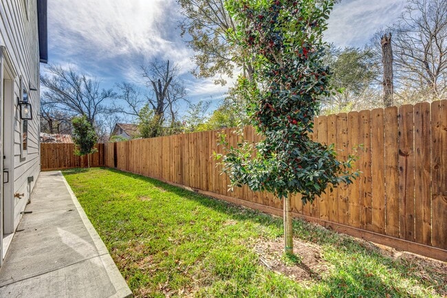 Building Photo - 704 S 1st St