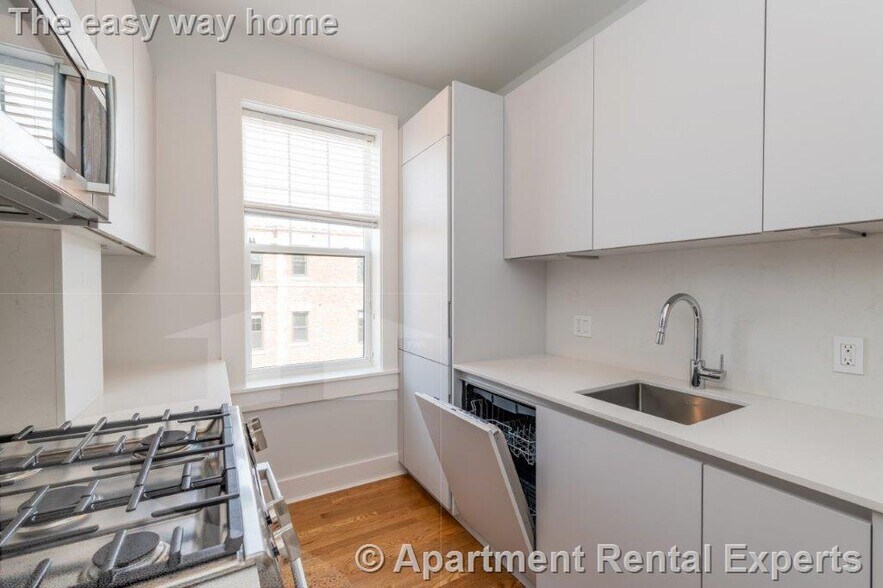 Building Photo - 18 Forest St