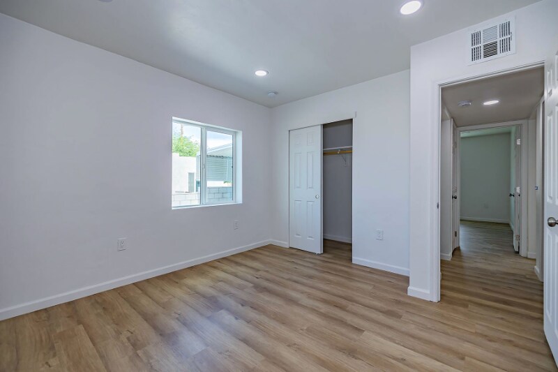 Building Photo - 948 E Waverly St