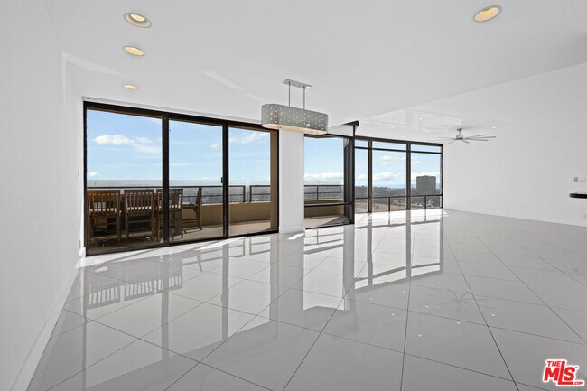 Building Photo - 4267 Marina City Dr