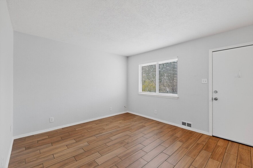 Building Photo - 225 Hanosh Ct SE