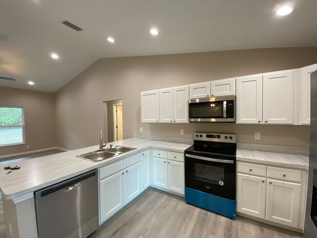 Building Photo - Beautiful Home Desirable SW Ocala Neighborhood 3/2/2 **WON"T LAST**