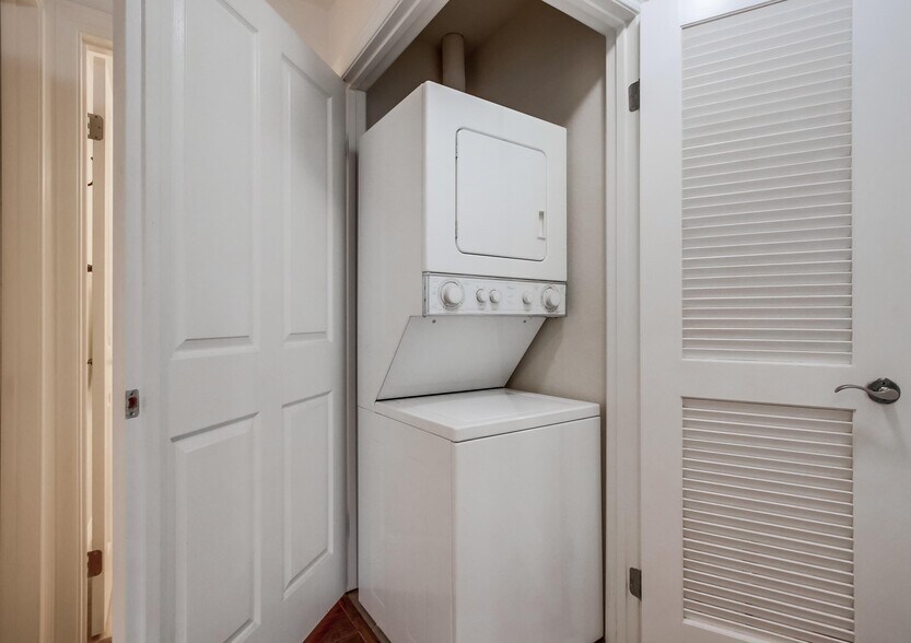 Building Photo - 3997 Crown Point Dr