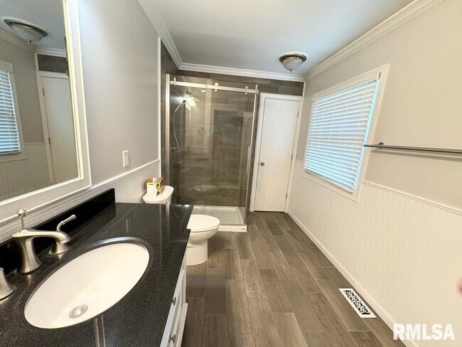 Building Photo - 6891 N Fox Point Dr