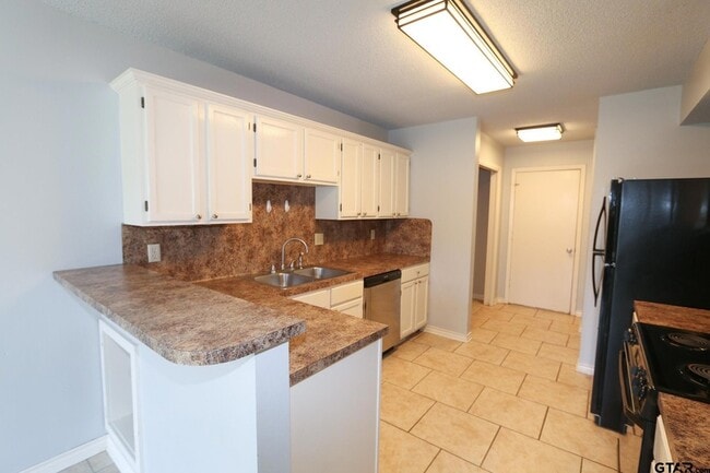 Building Photo - 963 Creekside Drive