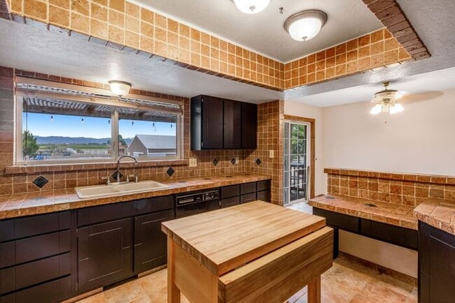Building Photo - Spacious Bi-Level Home with Mountain & Lak...