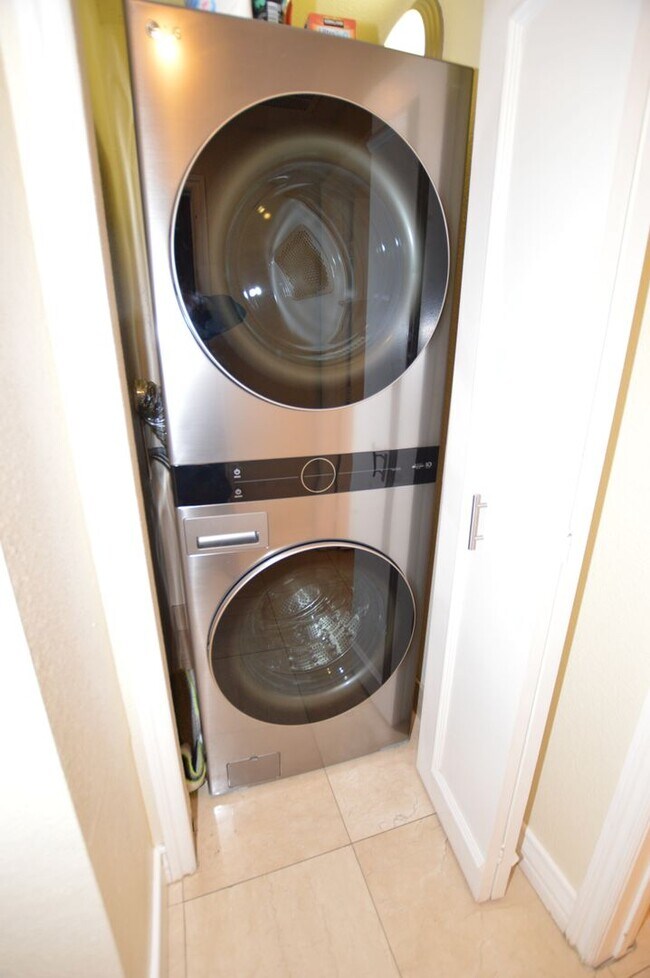 Building Photo - Fully Furnished, 1 Bd / 1 Ba Luxury Condo