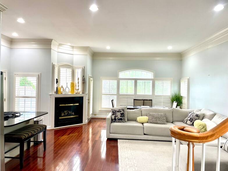 Family Room - 10017 Blake Ln