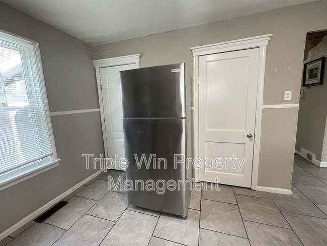 Building Photo - 19 S Schlueter Ave