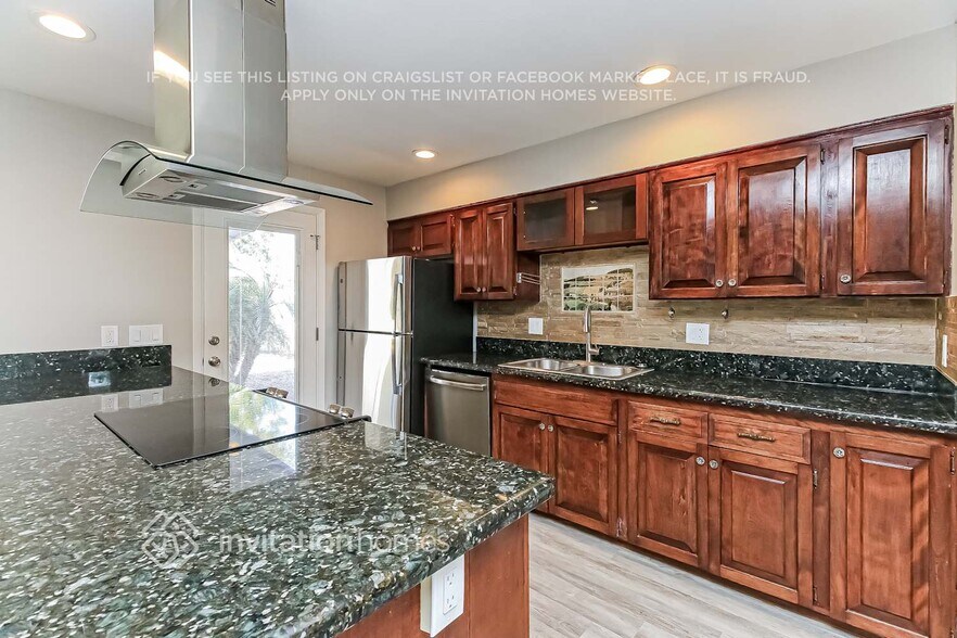 Building Photo - 892 E Erie St