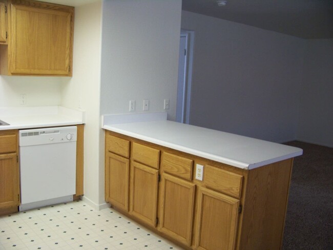 Building Photo - Large Upper Unit 2 Bedroom 2 bath