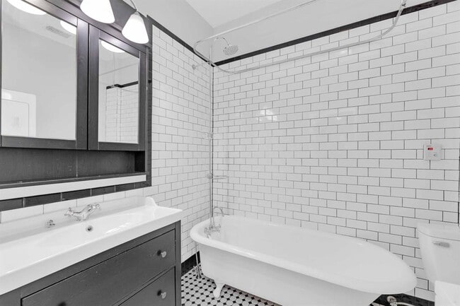 Building Photo - 615 W 33rd St