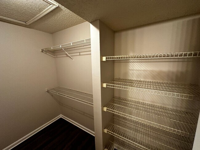 Building Photo - 1 bed/1 bath, 3rd Floor Condo Overlooking ...