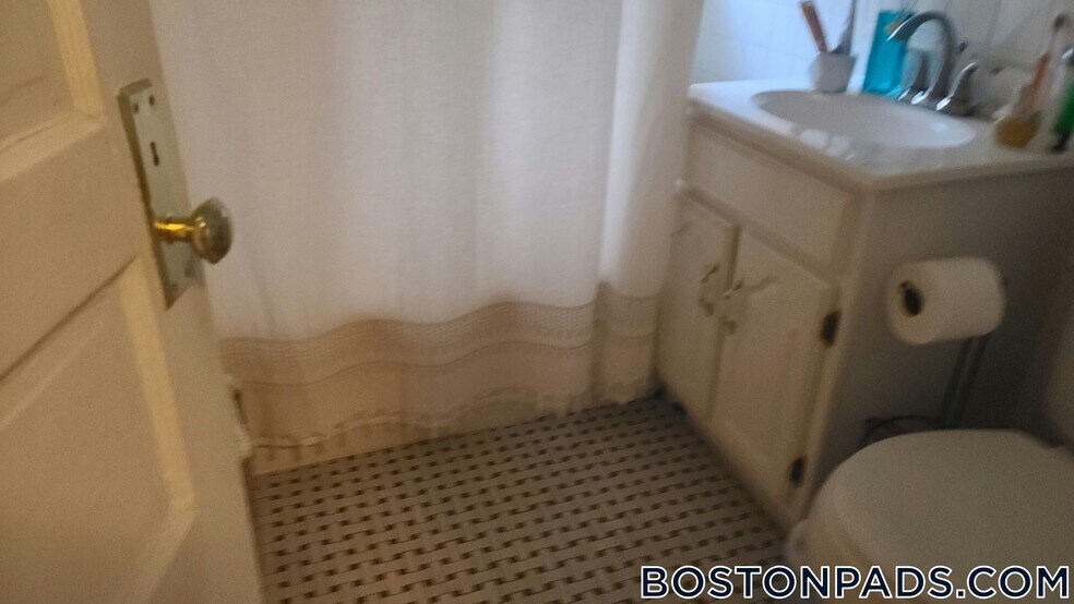 Building Photo - 208 Winthrop Rd