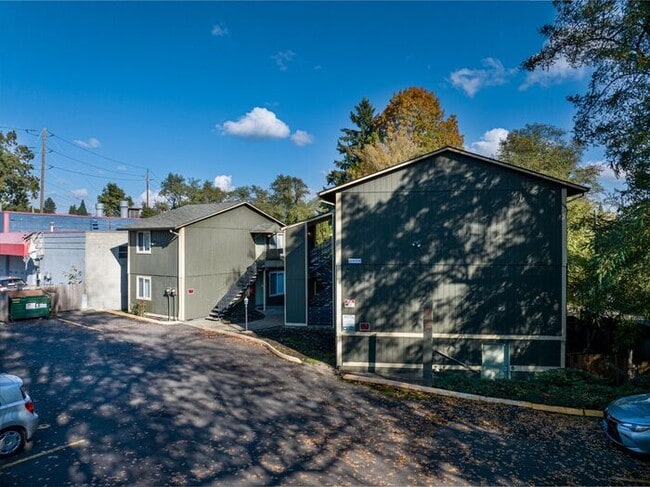 Building Photo - 1st Month FREE!!! 1 Bedroom minutes away from Downtown! Pets OK!