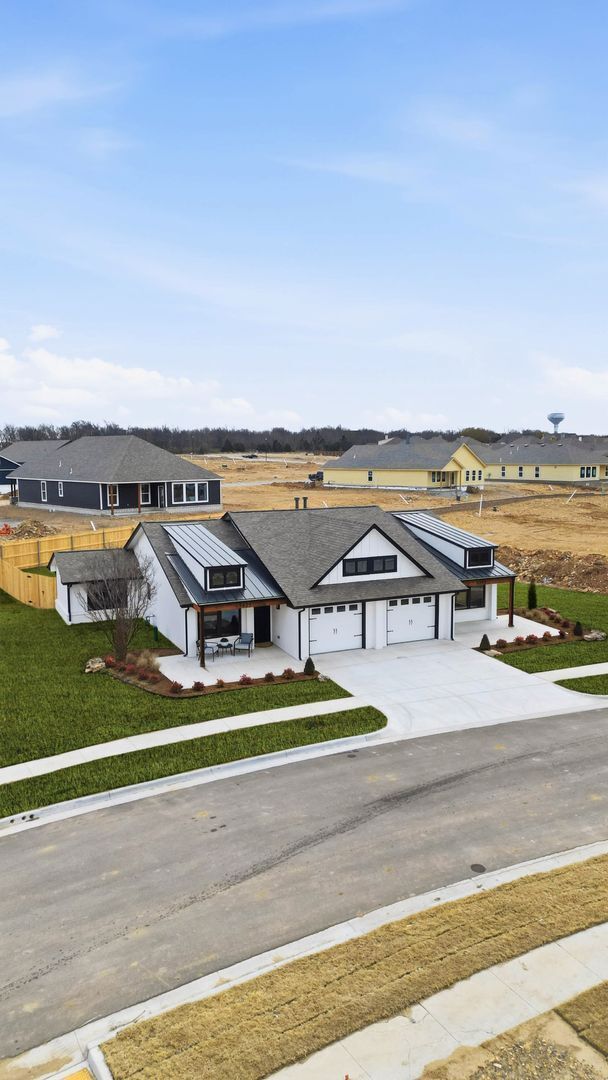 Building Photo - Move In Special! Lawn Care Included! Fully Remodeled 2/1/1