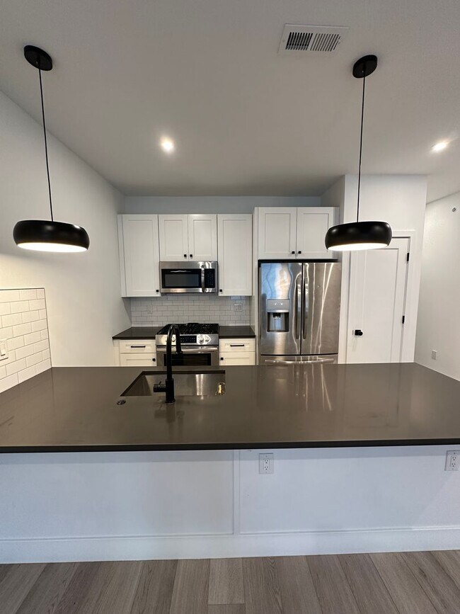 Building Photo - ONE FREE MONTH RENT: 3 bedroom 3 bath Newer construction home offers perfectly blends comfort, st...