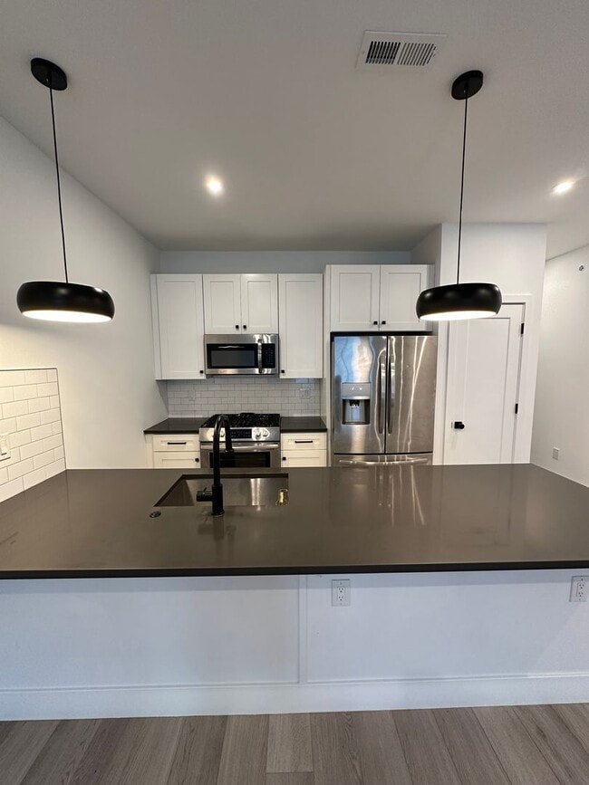 Building Photo - Recently Constructed, Modern 3 Bed / 3 Bath Bi Level Apartment Near Temple — Private Rooftop + Ba...
