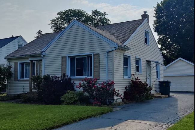 Building Photo - 160 Azalea Rd