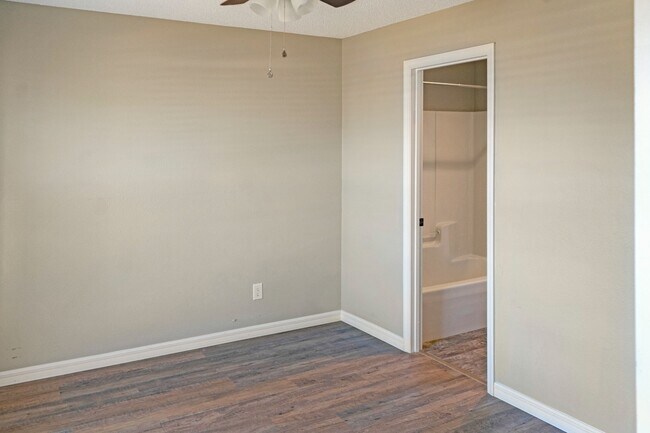 Building Photo - 1117 Peregrine St