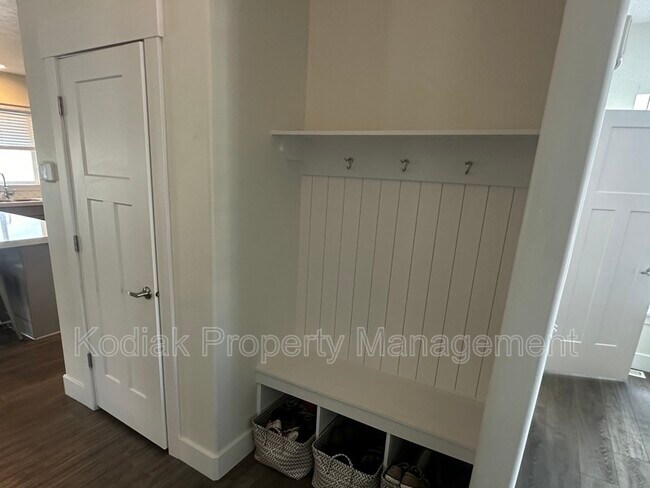 Building Photo - 912 Queensmill Ln
