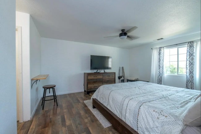 Building Photo - 1228 E Waterview St