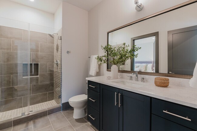 Building Photo - Spacious & Modern Two Bedroom Apartment! *...