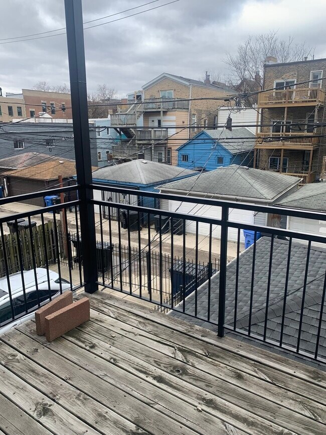 Building Photo - 858 N Ashland Ave