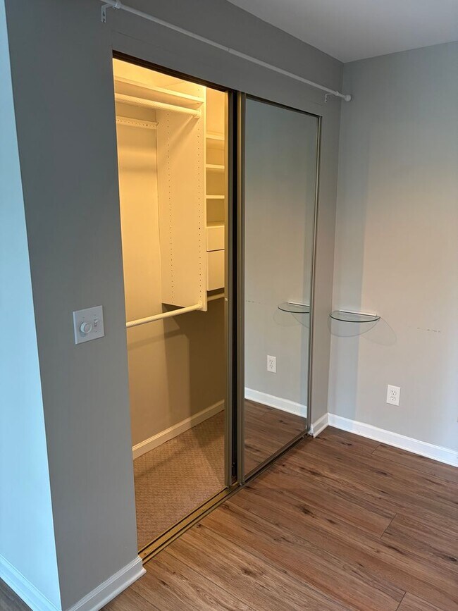 Building Photo - 2 bedroom 1.5 bath Townhouse available September!