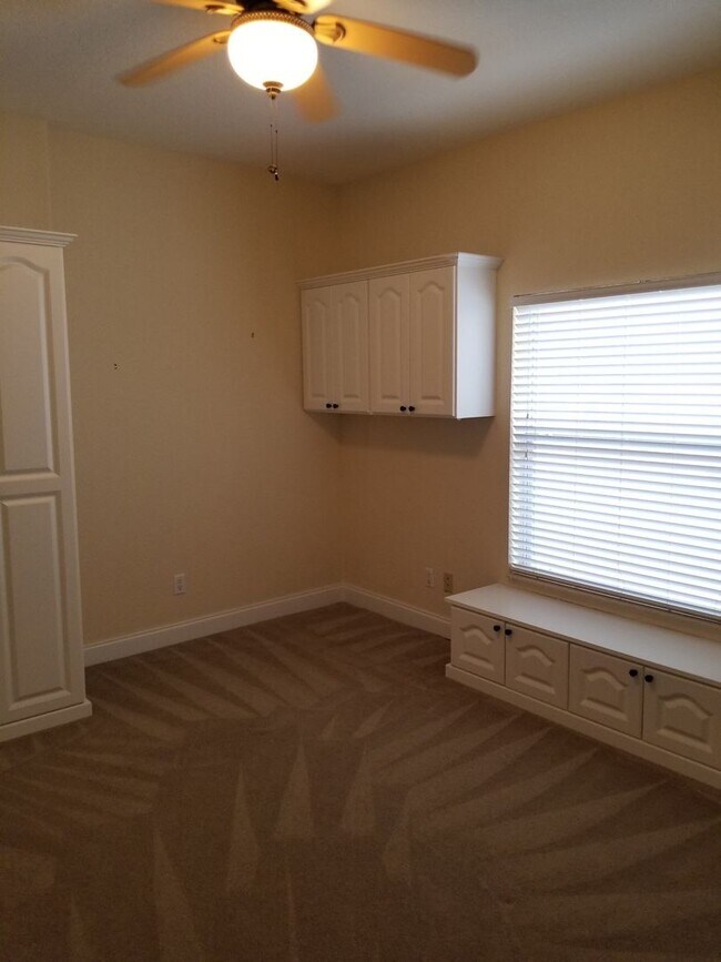 Building Photo - THREE BEDROOM NORTHEAST ST. PETERSBURG HOME