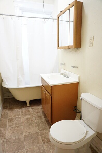 Building Photo - 165 Kelton St