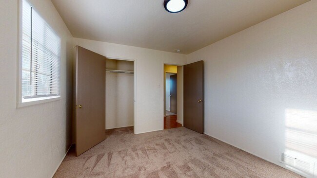 Building Photo - UPTOWN 3 Bedroom +Office  2 Bath with Garage