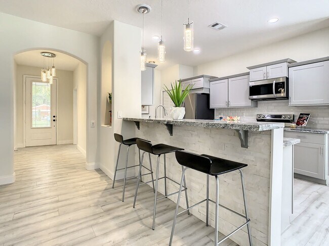 Building Photo - Beautifully Remodeled Citrus Park House