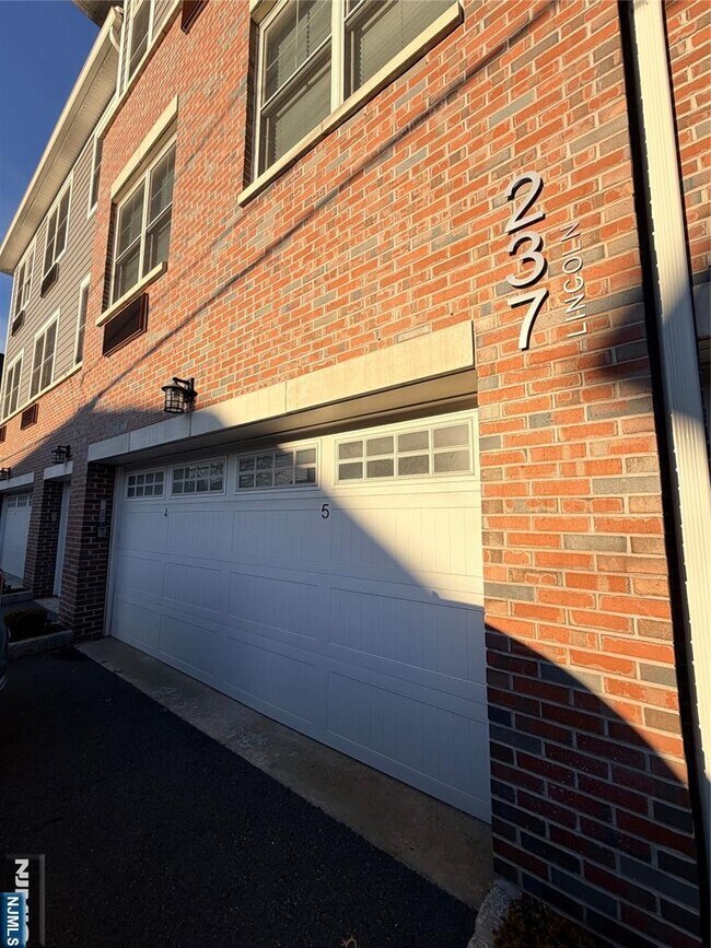 Building Photo - 237 Lincoln Ave