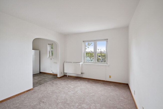 Building Photo - Spacious, Updated 1BR on Beautiful Iris Park!
