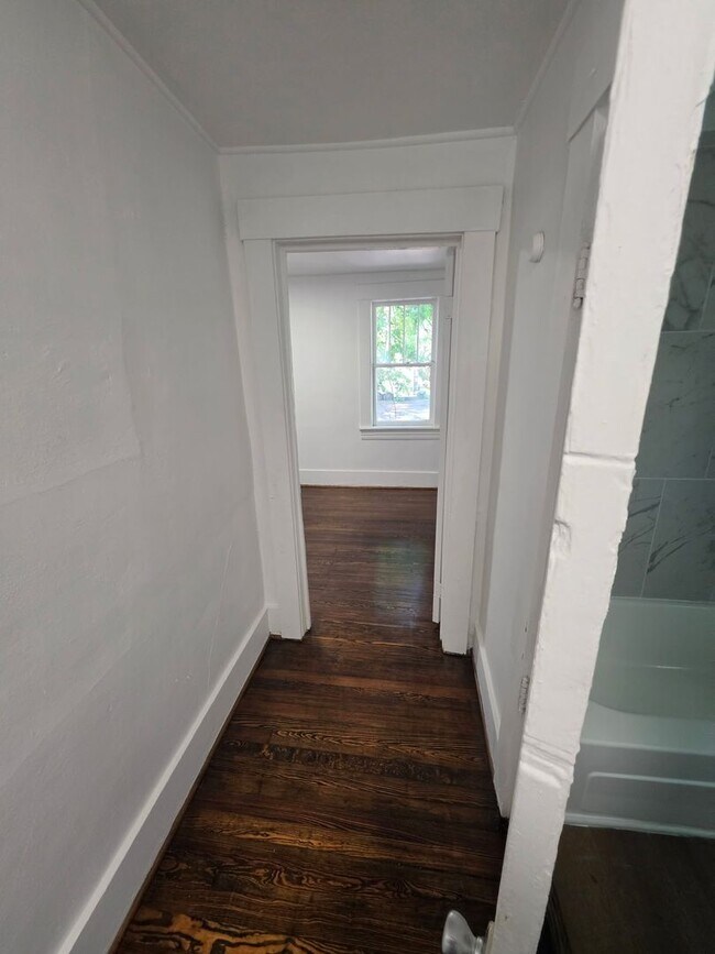 Building Photo - 3 br 1 bath house