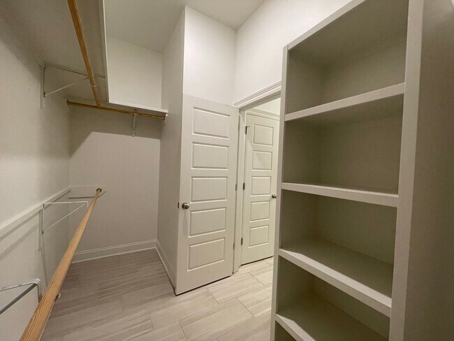 Building Photo - 3 Bedroom Garden Home in Stonelake Village...