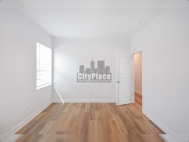 Building Photo - 1135 W 21st St