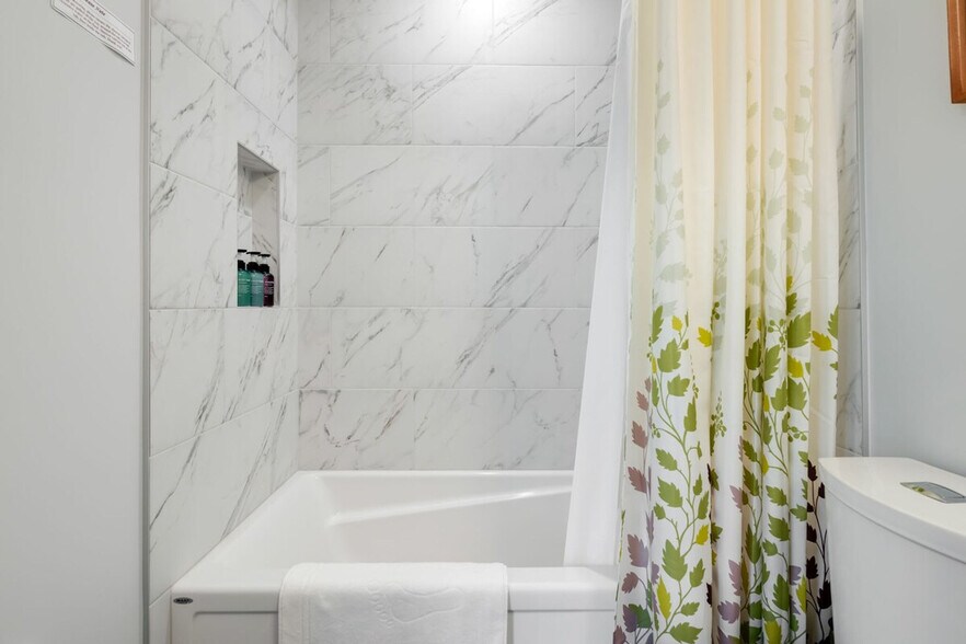 Building Photo - 5300 NE 67th St