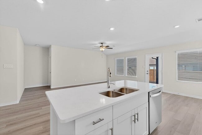 Building Photo - 504 Tidal Dr