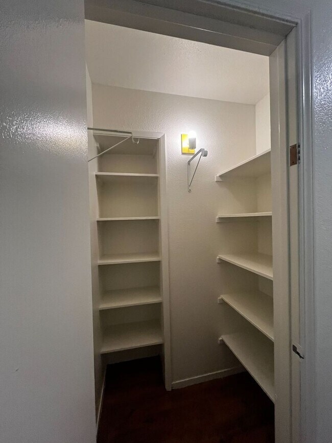 Building Photo - 3142 E Race Ave