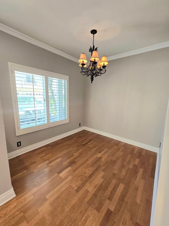 Building Photo - Large and spacious 3 bedroom townhouse with garage!