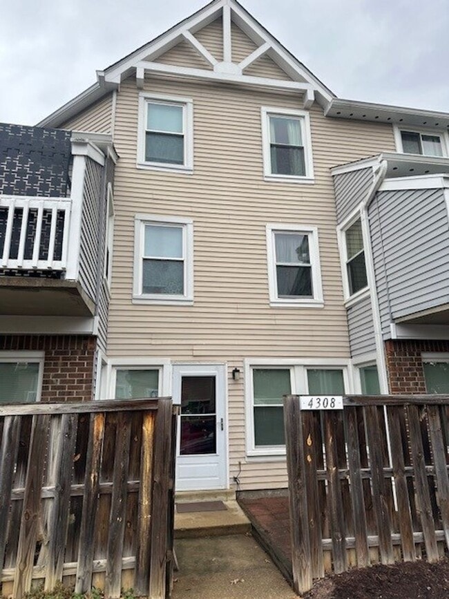 Building Photo - One level living in a spacious upgraded condo