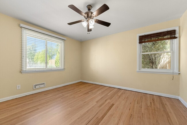 Building Photo - 2140 Robin Dr