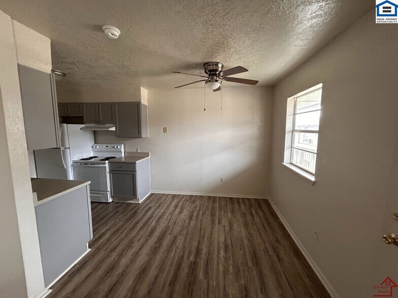 Building Photo - 1502 NW Kingsbury Ave