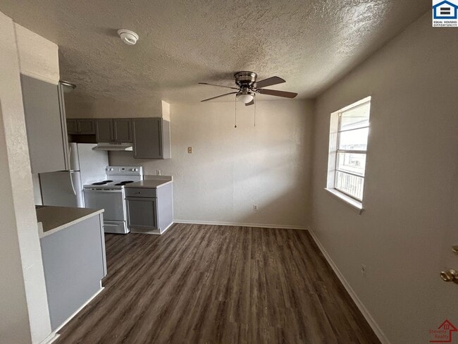 Building Photo - 1502 NW Kingsbury Ave